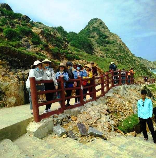 "Thiên đường biển" Eo Gió hút du khách dịp Tết - 2 Du khách nhất là giới trẻ bị mê hoặc bởi vẻ đẹp thiên nhiên hoang sơ, kỳ vỹ của Eo Gió
