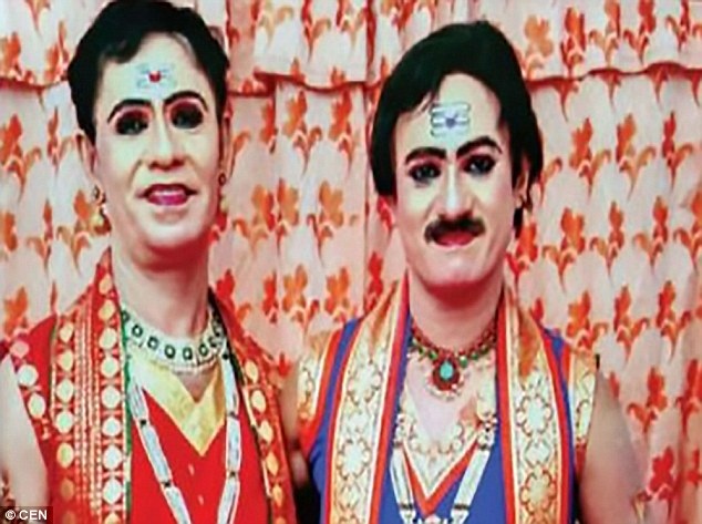 Vũ công Omanakkuttan (phải) đang cùng với bạn nhảy Shivan Malyankara (trái) thực hiện điệu múa truyền thống của Ấn Độ - điệu Bharathanatyam, thì bất ngờ ngã ra sàn sân khấu. Omanakkuttan đã là vũ công trong 25 năm qua.