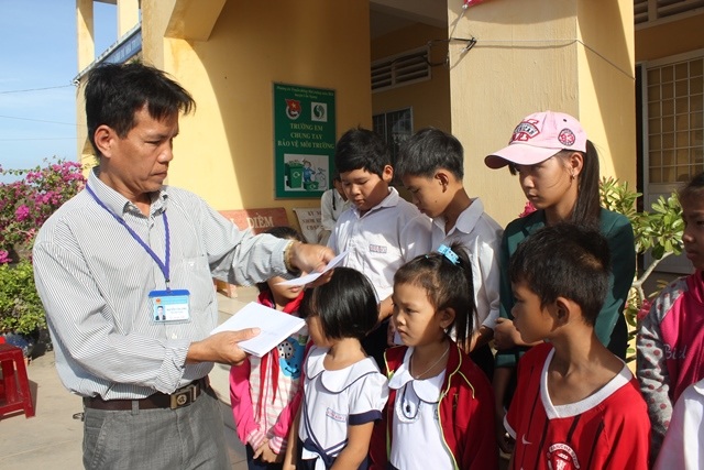160 suất học bổng Grobest Việt Nam đến với học sinh nghèo, hiếu học tỉnh Trà Vinh - 3 Đại diện Ban giám hiệu Trường tiểu học Vinh Kim A trao học bổng cho học sinh nghèo