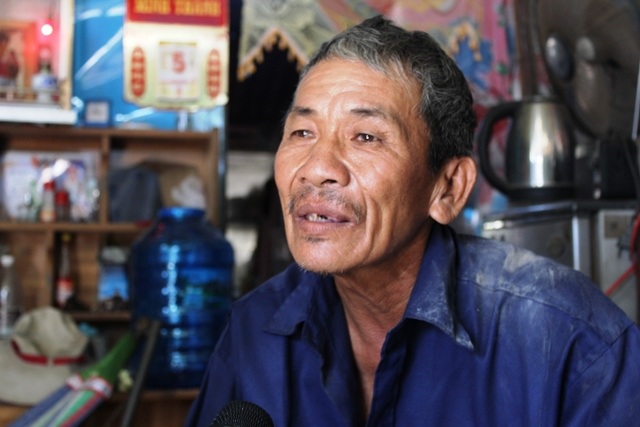 Ông lão nghèo hơn 20 năm vá đường không công - 1
Ông Hoàng kể chuyện hơn 20 năm vá đường của mình