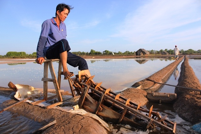 Diêm dân không còn “mặn mà” với muối dù giá tăng cao - 1 Diêm dân đưa nước biển vào ruộng để sản xuất muối