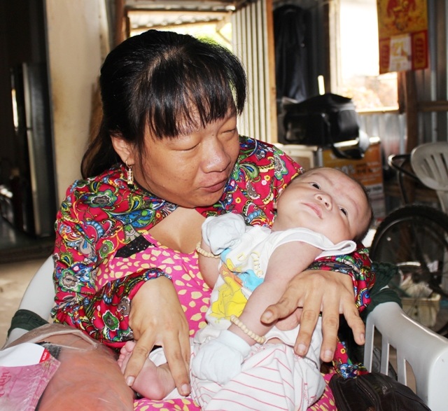 Mẹ tật nguyền lo cảnh con sơ sinh khát sữa - 5 Ngay cả bản thân mình, chị Hưởng cũng không tự lo được, nên việc chăm sóc cho con là hết sức khó khăn. Mỗi khi được ẵm bồng đứa con đứt ruột đẻ đau, chị Hưởng lại xót xa khi không biết tương lai của con rồi sẽ đi về đâu, bởi trước mắt là đói cái ăn, thiếu cái mặc.