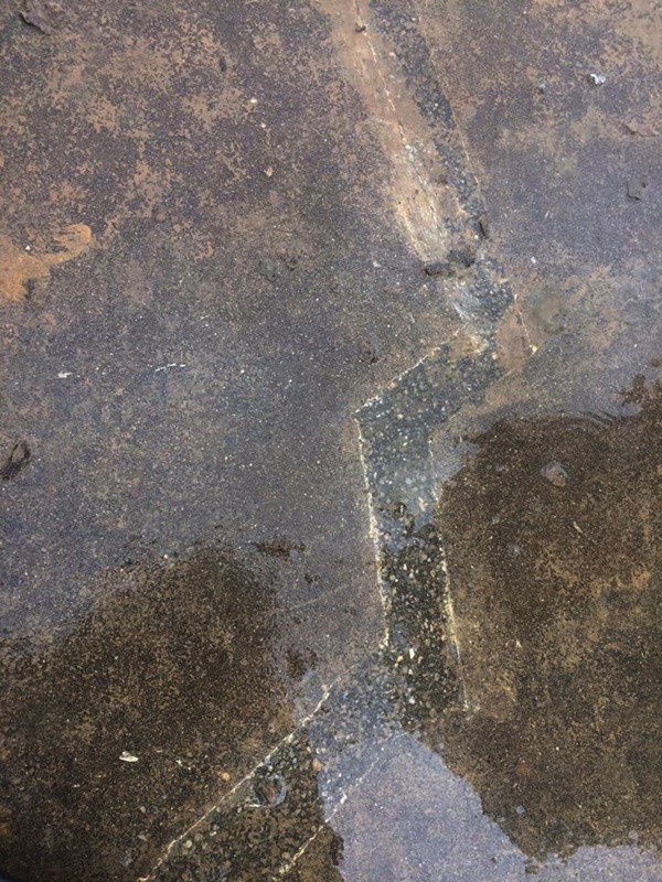 Thân đập dâng nghìn tỷ chi chít đường nứt - 4
Có những miếng vá uốn lượn, dích dắc, rộng 3-4cm