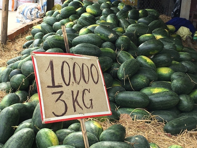 Dưa hấu rớt giá thảm, 10.000 đồng/3 kg - 1 Dưa hấu 10.000 đồng/3kg bán ở lề đường quốc lộ 1A