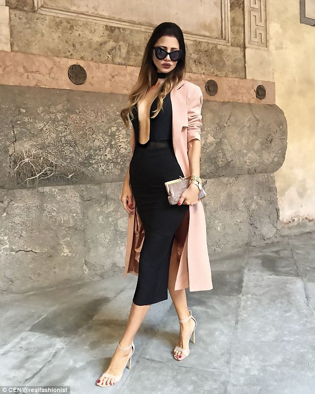 Phát sốt với vẻ đẹp của “bà ngoại tuổi 47” - 1 Zaklina là bà của hai người cháu, tài khoản của “bà ngoại tuổi 47” thu hút hàng trăm ngàn lượt tài khoản theo dõi bởi một phong cách thời trang ấn tượng, đẳng cấp.