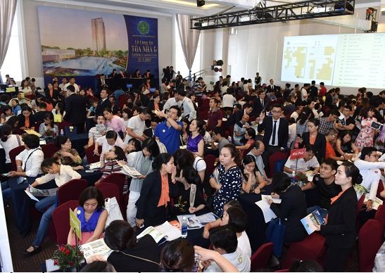 TPHCM: Nhà ở cho gia đình trẻ hút khách - 1 Rất nhiều gia đình trẻ đến mua nhà tại dự án Saigon South Residences trong ngày 25/3