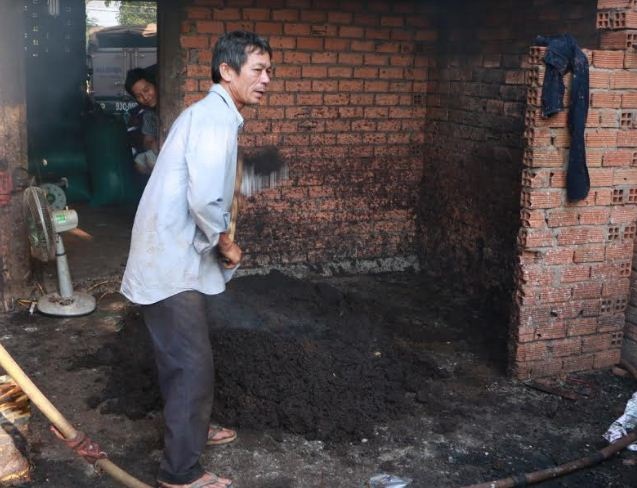 Trộn tạp chất để “biến” hạt tiêu lép thành tiêu chất lượng cao - 2 Tiêu lép được trộn với tạp chất đen xì để biến thành tiêu chất lượng cao