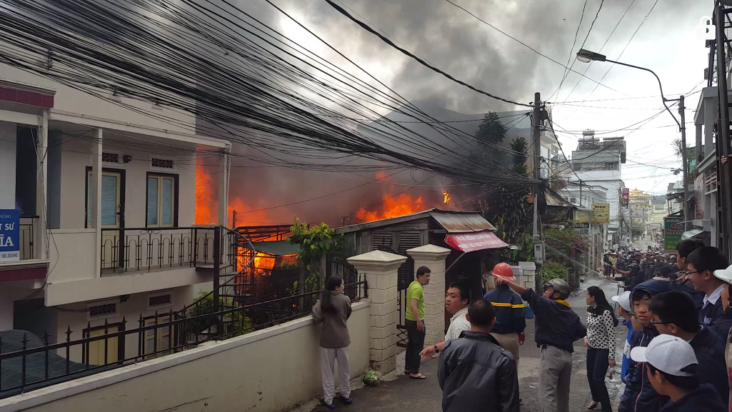 Cháy lớn gần trung tâm Đà Lạt, nhiều phòng trọ bị thiêu rụi - 3