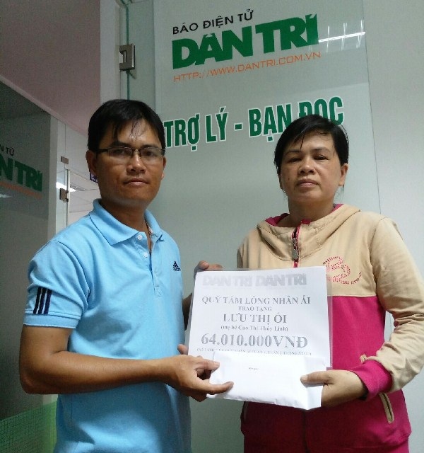 Hơn 64 triệu đồng đến với gia đình bé Thùy Linh - 1
Trao số tiền bạn đọc ủng hộ đến gia đình chị Lưu Thị Ối