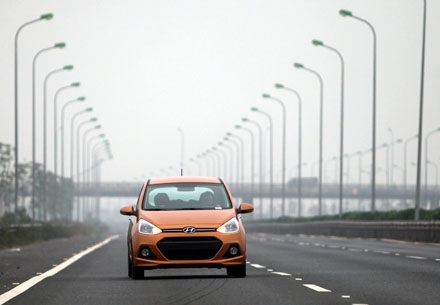 Hyundai Grand i10 sẽ được lắp ráp tại Việt Nam - 1 Hyundai Grand i10 hiện tại vẫn đang được nhập khẩu nguyên chiếc từ Ấn Độ với hai loại dung tích động cơ 1.0L và 1.2L cùng giá bán từ 359 - 479 triệu đồng