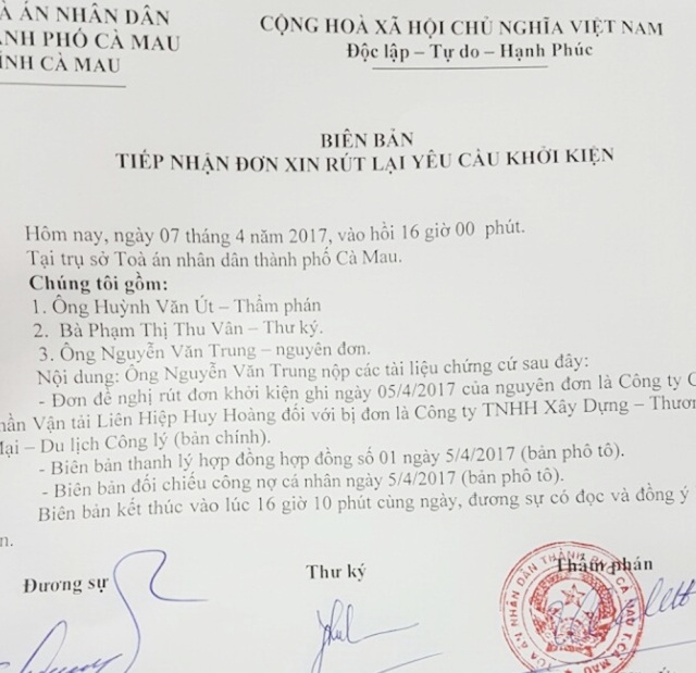 Rút đơn kiện doanh nghiệp tặng xe cho tỉnh Cà Mau - 1 Biên bản thể hiện Công ty Huy Hoàng rút đơn khởi kiện Công ty Công Lý.