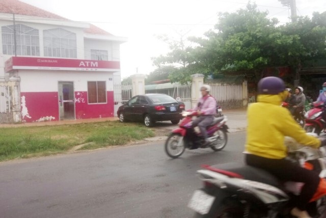 Chủ tịch huyện đi học bằng xe biển xanh: "Việc đưa đón là cần thiết" (!) - 1
Chiếc xe biển xanh đưa rước Chủ tịch huyện đi học.