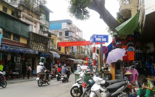 Ở đâu để có cuộc sống hưởng thụ mà vẫn kinh doanh tốt? - 1 Phố Hàng Bạc khi chưa dọn dẹp vỉa hè