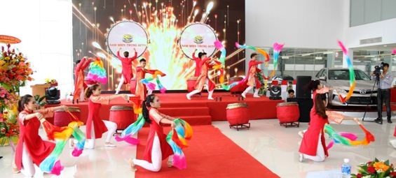Khánh thành showroom Nam Miền Trung Auto - 2
Màn biểu diễn tưng bừng mở đầu cho lễ khai trương showroom