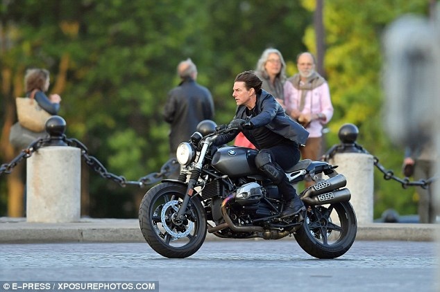 Xuất hiện trên phim trường, Tom Cruise tỏ ra khá thoải mái khi điều khiển chiếc mô-tô to bự. Cảnh quay rượt đuổi nguy hiểm này còn chứng kiến nhân vật điệp viên Ethan Hunt không kịp đội mũ bảo hiểm, khiến mức độ nguy hiểm càng gia tăng.
