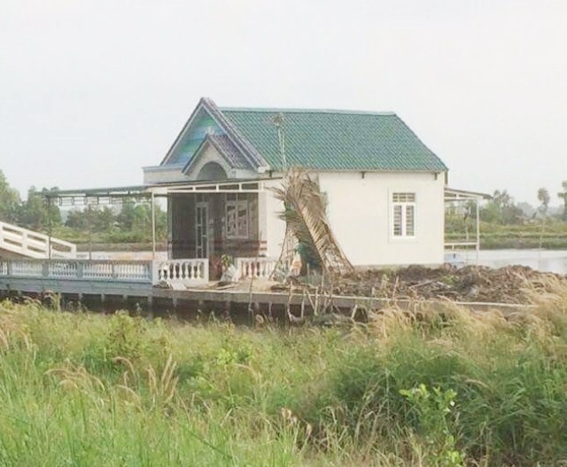 Trộm “ghé thăm” nhà giữ vuông tôm của Chủ tịch huyện - 1 Căn nhà là nơi ông Chủ tịch huyện Thới Bình dùng làm nơi trông coi vuông tôm vừa bị cho là có trộm đột nhập lấy đi nhiều tài sản có giá trị.