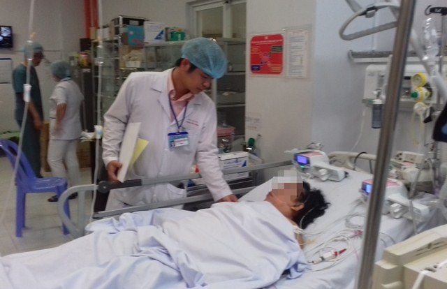 Cứu sống bệnh nhân tự đâm thủng tim - 1 Bà L. đã qua cơn nguy kịch nhưng vẫn chịu sự theo dõi sát của bác sĩ