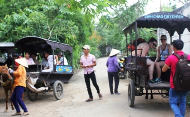 Khách du lịch nước ngoài rất thích đi xe ngựa, ngắm cảnh miệt vườn ở Bến Tre