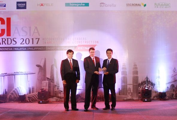 Đất Xanh được vinh danh Top 10 Nhà phát triển bất động sản hàng đầu Việt Nam - 1 Ông Vũ Quốc Việt Nam – Giám đốc Marketing Tập đoàn Đất Xanh nhận giải thưởng từ BCI