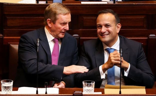 Chính trị gia đồng tính trở thành Thủ tướng trẻ nhất Ireland - 2
“Là người trẻ nhất từng nắm giữ vị trí quan trọng này, tiếng nói của ông Varadkar là đại diện cho thế hệ người Ireland mới, cho quốc gia Ireland hiện đại và đa dạng”, Thủ tướng tiền nhiệm Enda Kenny nói. Trong ảnh: ông Leo Varadkar và ông Enda Kenny (Ảnh: AFP)