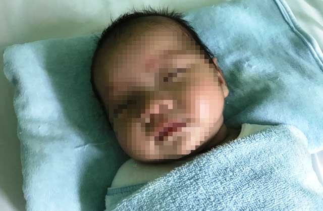 Vụ 2 anh em trai bị bỏ rơi: Người mẹ quay lại nhận con - 3
Hai anh em trai (một 6 tuổi và một gần 3 tháng tuổi) đã được mẹ đến nhận lại sau 3 ngày bị bỏ rơi.