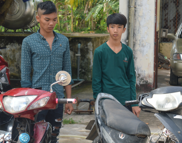 Trộm xe máy vì xe máy đang đi hết... xăng - 1 Hai đối tượng Nghĩa và Hiệu cùng tang vật tại cơ quan công an.