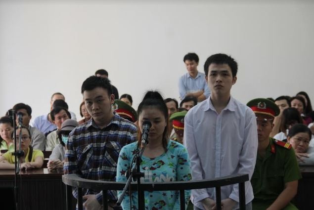 Sắp xét xử nữ sinh thuê người tạt axit bạn gái đồng tính - 1 Các bị cáo tại phiên tòa ngày 20/4.