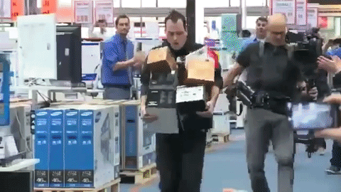 "Lạ đời" cuộc thi cho phép khách hàng lấy miễn phí mọi thứ trong 150 giây - 1 Dù mệt và phải mang vác nhiều nhưng có lẽ bất cứ ai cũng sẽ thích mê với cuộc thi này