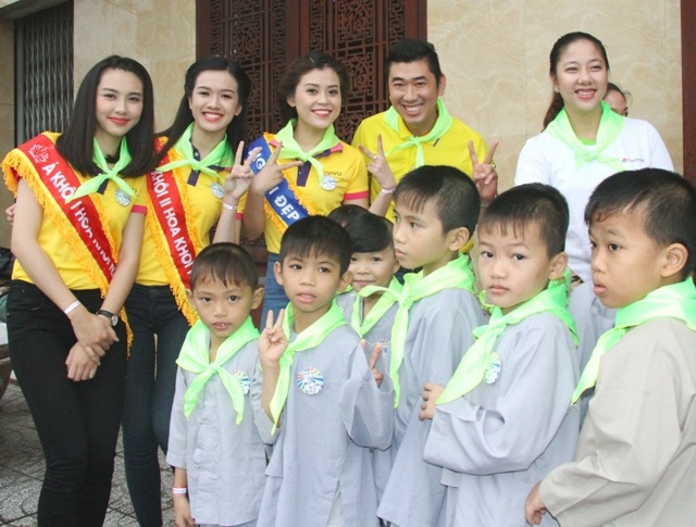 Người đẹp Hoa khôi Nam Bộ cùng em nhỏ mồ côi thăm xứ “Công tử Bạc Liêu” - 1 Người đẹp Hoa khôi Nam Bộ cùng em nhỏ mồ côi thăm xứ “Công tử Bạc Liêu” - 1