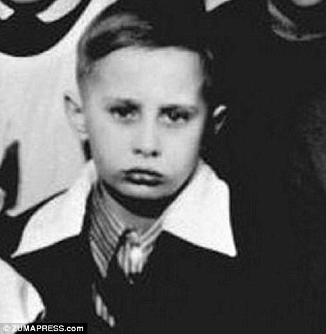 Ảnh hiếm của Tổng thống Putin thời trẻ - 1
Ông Vladimir Putin sinh vào năm 1952 tại thành phố Leningrad (hiện là Saint Petersburg) trong một gia đình nghèo khi thành phố đang trong quá trình tái thiết sau Thế chiến 2. Trong ảnh: Ông Putin vào năm 1960.