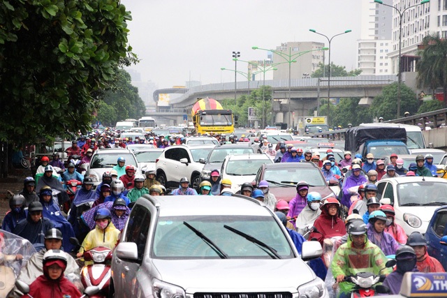 Đường phố Hà Nội ùn tắc nghiêm trọng sau trận mưa lớn kéo dài - 4 Đường phố Hà Nội ùn tắc nghiêm trọng sau trận mưa lớn kéo dài - 4