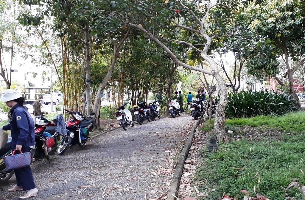 Bàng hoàng phát hiện thi thể bé sơ sinh phân hủy trong công viên - Ảnh 1.