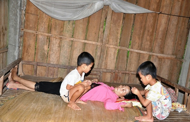 Mẹ ung thư, 2 con suy dinh dưỡng, cả gia đình lâm cảnh khốn khó - 1 Chị Lan bị ung thư máu giai đoạn cuối nhưng không có tiền chữa trị