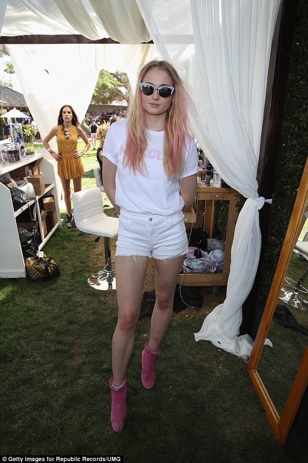 Lý do tại sao bạn không bao giờ nên vứt đồ cũ đi - 1 Nữ diễn viên người Anh Sophie Turner của loạt phim truyền hình Mỹ “Trò chơi vương quyền” đeo kính mắt mèo.