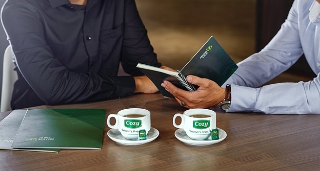Trà túi nhúng hương vị truyền thống lên ngôi - 1 Cốc trà túi nhúng (Cozy) trên một bàn làm việc – gặp gỡ đối tác