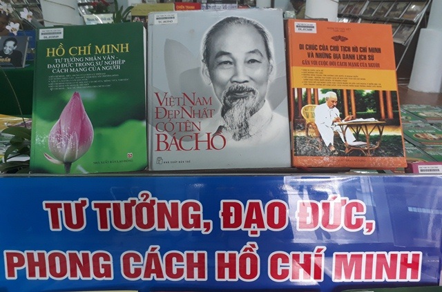 2 bộ tem về cuộc đời và sự nghiệp Chủ tịch Hồ Chí Minh - 5 Những cuốn sách viết về Bác kính yêu đang được trưng bày tại bảo tàng Cần Thơ nhân dịp 2/9 năm nay