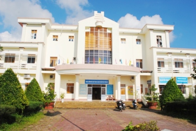 Phó văn phòng huyện "ém" hơn 800 triệu mua xe biếu sếp: Khiển trách (?!) - 1 UBND huyện Ngọc Hiển, nơi xảy ra việc Phó Chánh văn phòng bỏ ngoài sổ sách hơn 800 triệu đồng.