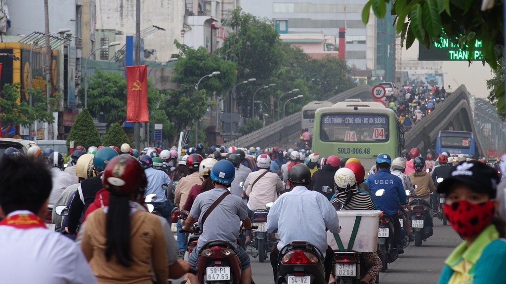 Ngày đầu thử nghiệm lưu thông một chiều qua cầu vượt Hoàng Hoa Thám - 1 Ngày đầu thử nghiệm lưu thông một chiều qua cầu vượt Hoàng Hoa Thám - 1