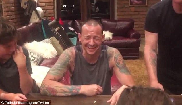 Hình ảnh trưởng nhóm Linkin Park trong những giờ khắc cuối đời - 1 Vợ của Chester Bennington đã chia sẻ đoạn video clip ghi lại hình ảnh anh cười đùa vui vẻ bên gia đình chỉ hơn một ngày trước khi anh tự sát tại nhà riêng ở thành phố Los Angeles ngày 20/7 vừa qua.