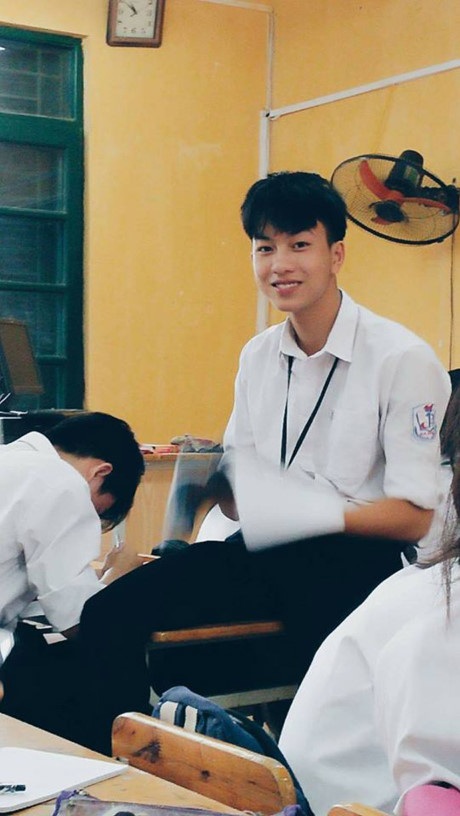 Thêm một "hot boy sơ mi trắng" phải khoá Facebook vì dân mạng làm phiền - 3 Nụ cười tỏa nắng của Trần Tiến