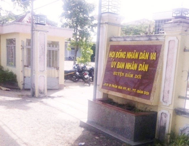 Cà Mau: Cán bộ bị mất việc vì... giúp dân? - 1 UBND huyện Đầm Dơi, nơi ông Lê Minh Trung từng làm cán bộ tiếp công dân.