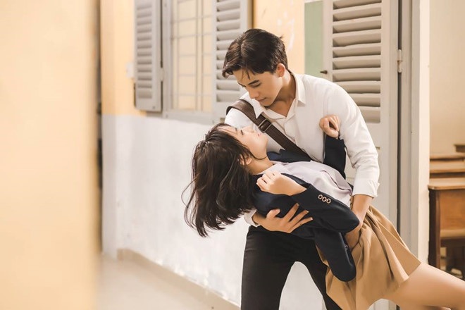 "Em gái mưa" phiên bản nhí khiến ca sĩ Hương Tràm cũng phải trầm trồ - 2 Hình ảnh trong MV của Hương Tràm