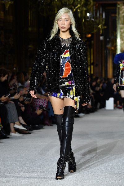 Dàn siêu mẫu tụ hội trong show của Balmain - 14
Soo Joo Park