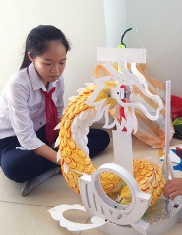 Học sinh Đà Nẵng làm lồng đèn tặng trẻ em làng SOS - 3 Đèn biểu tượng cầu Rồng