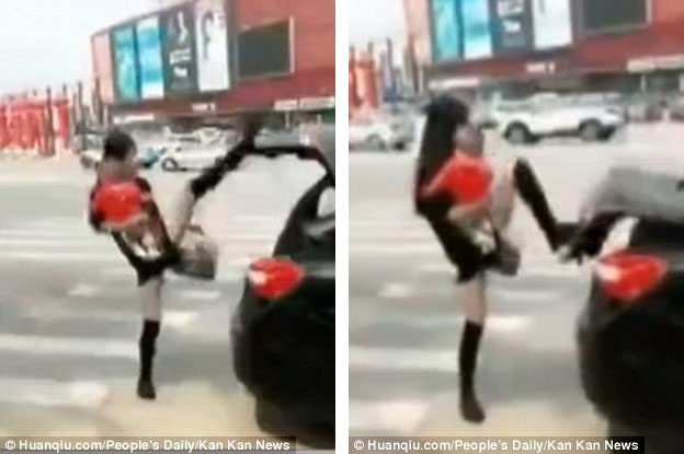 Trào lưu hài hước “đóng cốp xe bằng chân” để… đọ chân dài - 1 Trào lưu này hiện đang gây sốt trên mạng xã hội Trung Quốc, nó bắt đầu sau khi một phụ nữ (ảnh) chia sẻ một đoạn clip ghi lại động tác đóng cốp xe bằng chân của cô, khi cả hai tay đều bận, một tay bế con, một tay xách túi.