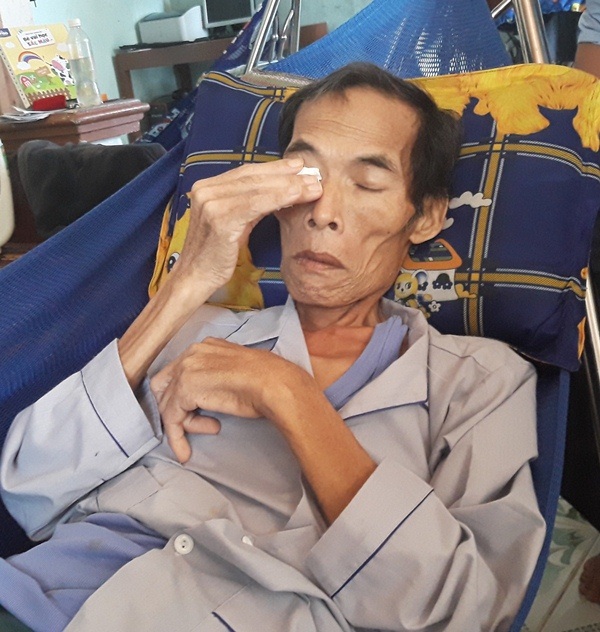 Cô giáo mầm non “cắm” sổ đỏ vay tiền chữa bệnh cho chồng - 1 Sau 3 lần phẫu thuật, xạ trị nhưng bệnh tình của ông Hiền vẫn không thuyên giảm