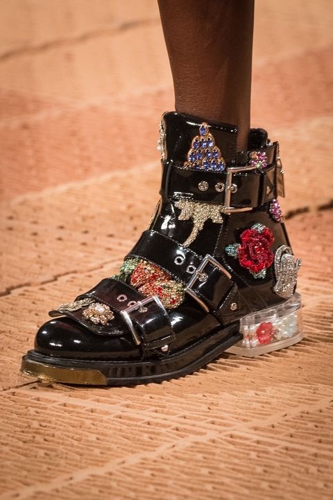 Những mẫu giày dép "kỳ dị" tại tuần lễ thời trang Paris - 1
Alexander McQueen
