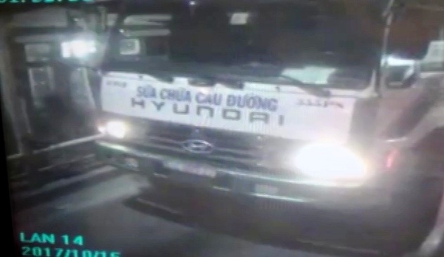 Hình ảnh camera ghi lại diễn biến tài xế xe tải và các đồng phạm dàn cảnh trộm tiền tại trạm thu phí cầu Phú Mỹ. Ảnh cắt từ clip.