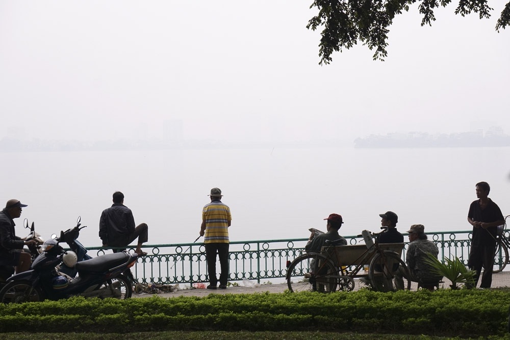 Hà Nội bình yên trong tiết trời thu - 1
Buổi sáng mùa thu bên hồ Tây, khoảng không bên trên mặt nước mờ sương trắng. Những ngày này, Hà Nội se lạnh vào buổi đêm, ban ngày mát dịu.