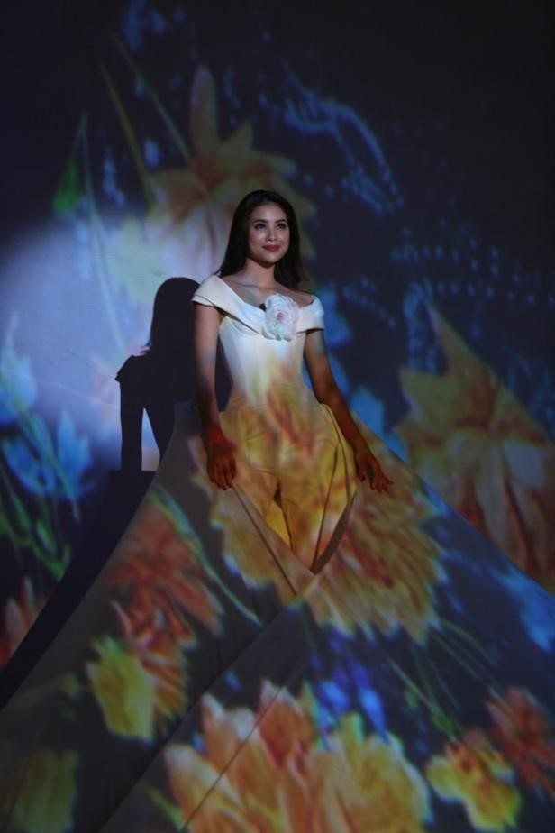 Phạm Hương: Chăm chút đẳng cấp từ trang phục tỏa hương - 1